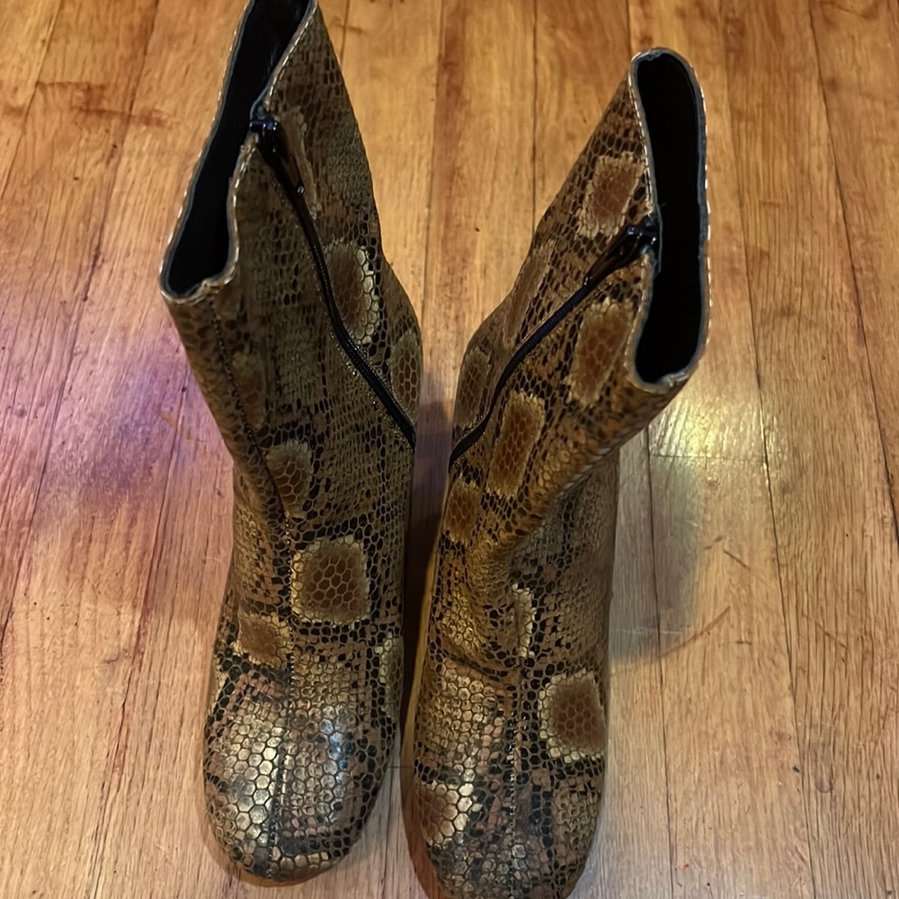 Ladies, Brand New, free people, snake skin boots, size 7